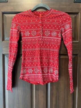 Skims red snowflake henley. Size small